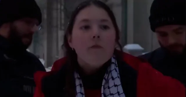 ABD’de Trump’ı eleştiren kadın röportaj sırasında gözaltına alındı VİDEO İZLE