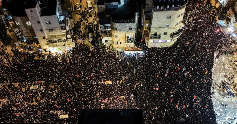 Kudüs te binlerce Haredi Yahudisi zorunlu askerlik karşıtı gösteri düzenledi