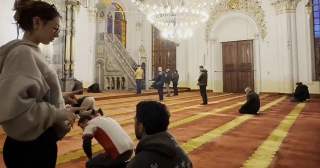 Konya da genç kız camiye uygunsuz giyimle girip dans etti: O anları sosyal medya hesabından paylaştı VİDEO İZLE