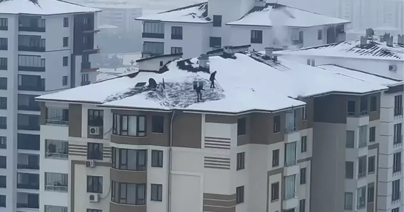 Elazığ da Çatıda Kar Temizleme Tehlikesi