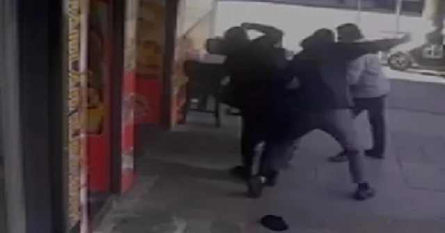 Oyuncak silahla kuyumcu soymaya çalışan şahıs dövülerek dışarı çıkarıldı VİDEO İZLE