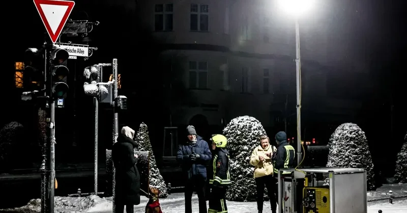 Berlin de kriz derinleşiyor: Karanlığın 3. gününde binlerce kişi buz kesti