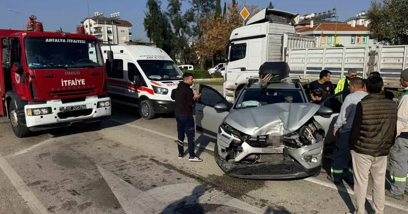 Antalya’da 3 aracın karıştığı zincirleme kazada otomobilde sıkışan sürücüyü itfaiye çıkardı