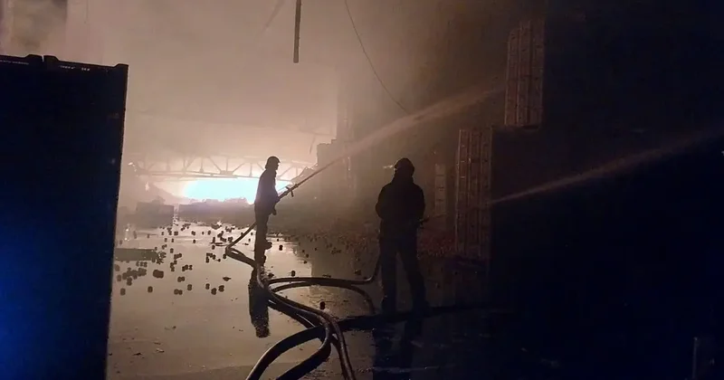 Fabrikada alevlere teslim oldu! 60 işçi tahliye edildi: Acı haber geldi