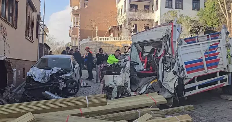 Beykoz da kamyon dükkana girdi: 1 i turist 2 ölü