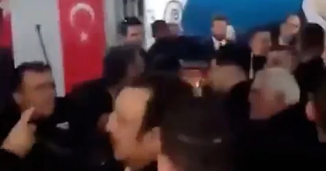 CHP’li Başkan Bozbey’e partilisinden yumruklu saldırı VİDEO İZLE