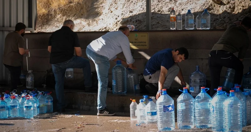 Başkentteki kesintiler nedeniyle vatandaşlar çeşmelerden su dolduruyor Ankara Haberleri