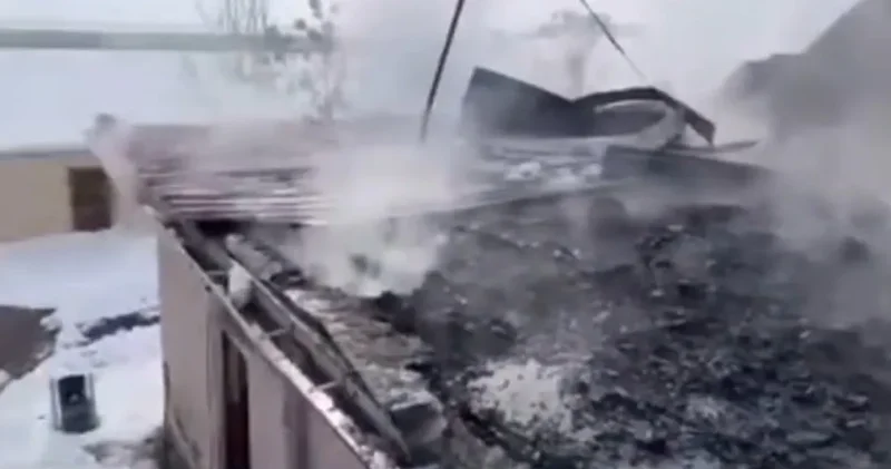 Okulda panik anları! Çatı alev alev yandı