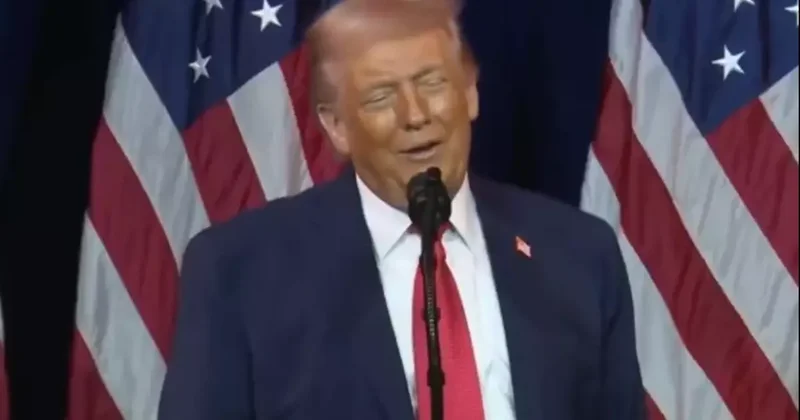 Kürsüde taklit yapan Trump ın hareketleri akılalmaz