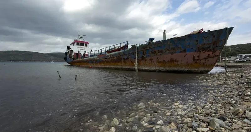 İzmir de koyda kaçak sökümü yapılan hurda gemiye 2 milyon 850 bin lira para cezası