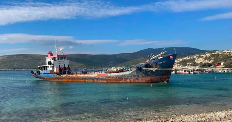 Urla’nın en güzel plajında gemiyi söktüler: 112 Acil’e yağan ihbar harekete geçirdi