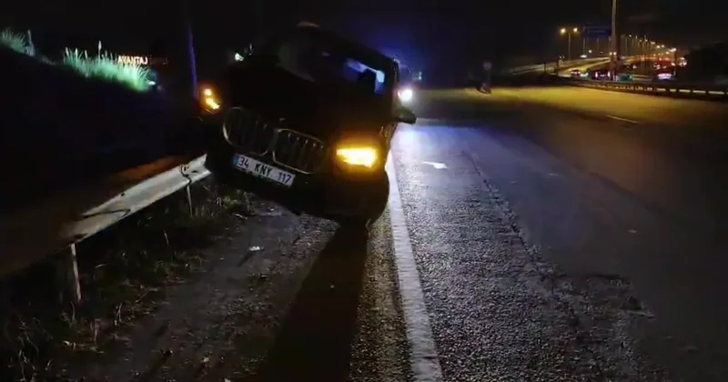 Kontrolden çıkan cip, bariyerlerin üzerinde asılı kaldı