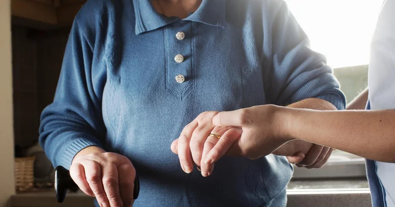 Genç kalmanın yeni reçetesi: Başkasına el uzatmak yaşlanmayı yavaşlatıyor