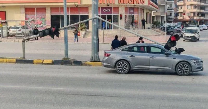 Otomobilin üstüne sinyalizasyon direği devrildi