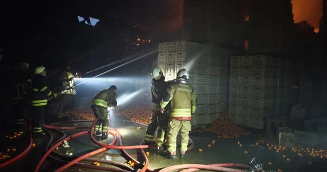 Hatay da narenciye tesisinde yangın: 60 işçi tahliye edildi, 1 işçi hayatını kaybetti