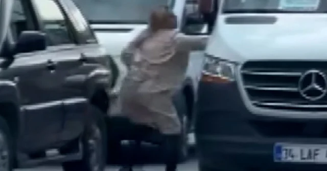 Tartıştığı servis aracının kapısını açıp şoföre saldırdı: O anlar kamerada VİDEO İZLE
