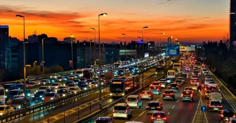 İstanbul da akşam saatlerinde trafik felç oldu