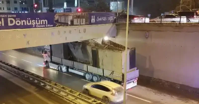 Beton blok taşıyan TIR, alt geçitte sıkıştı