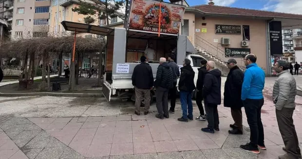 Bursa haberleri Bursa da kadının lokma dağıtma sebebi duyanları tebessüm ettirdi 06 Şubat 2026