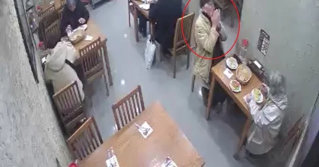 Komiser, nefes borusuna yiyecek kaçan kişiyi Heimlich manevrasıyla kurtardı Bursa Haberleri