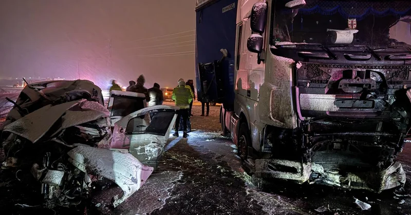 Erzurum da tır ile otomobil çarpıştı: 4 ölü