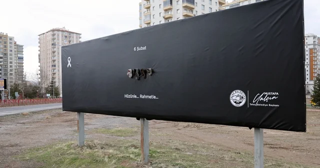 Talas billboardlarında 6 Şubat vefası: Hüzünle... Rahmetle... Kayseri Haberleri