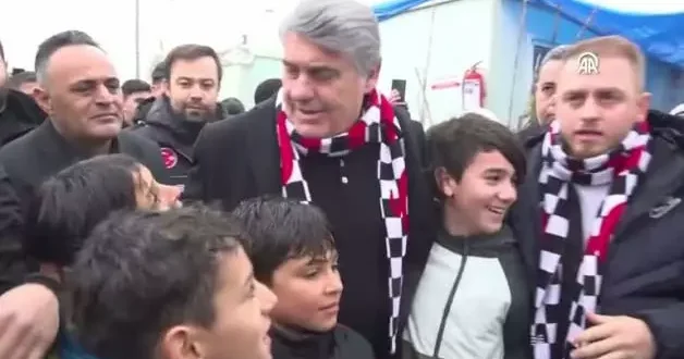 Serdal Adalı ile minik taraftar arasında gülümseten konuşma