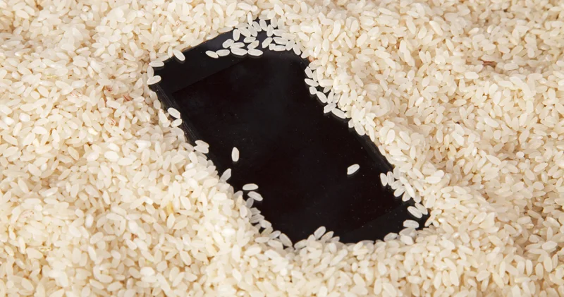 Telefonunuz suya düştüyse sakın pirince koymayın: Islanan telefonlar nasıl kurtarılmalı?