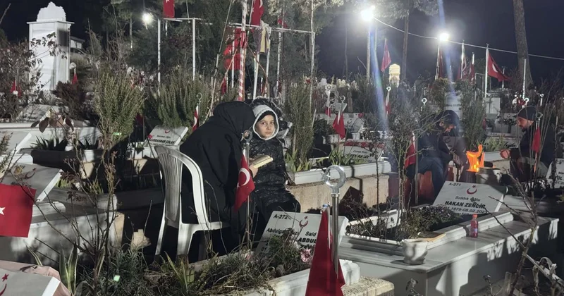 Depremlerin üçüncü yılında mezarlık ziyaretleri geceden başladı