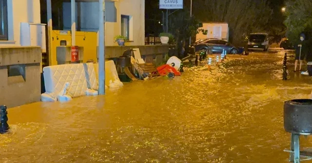 Bodrum u sel vurdu, evler ve iş yerlerini su bastı Araçlar yolda kaldı, birçok vatandaş ekipler tarafından kurtarıldı Muğla Haberleri