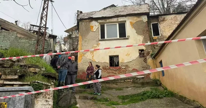 Söke’de yağmurun yumuşattığı evin duvarı çöktü