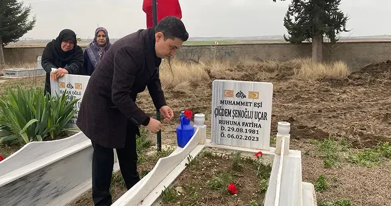 Hatay da depremde ölen polis memuru, eşi ve çocukları dualarla anıldı