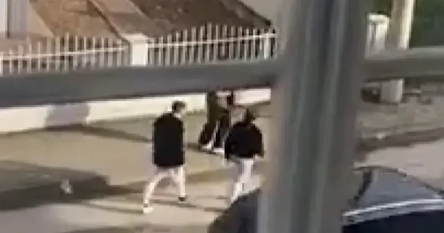 İzmit te pes dedirten görüntü: Çocuklar sokak ortasında havaya ateş açtı VİDEO İZLE