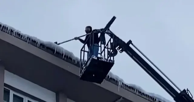 Ardahan da çatılarda tehlike oluşturan buz sarkıtları temizleniyor VİDEO İZLE