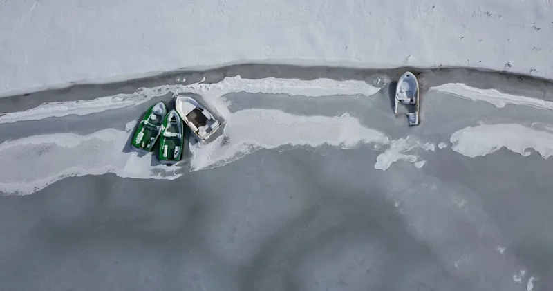 Zernek Barajı Dondu: Balıkçı Tekneleri Buz Kütleleri Arasında Mahsur