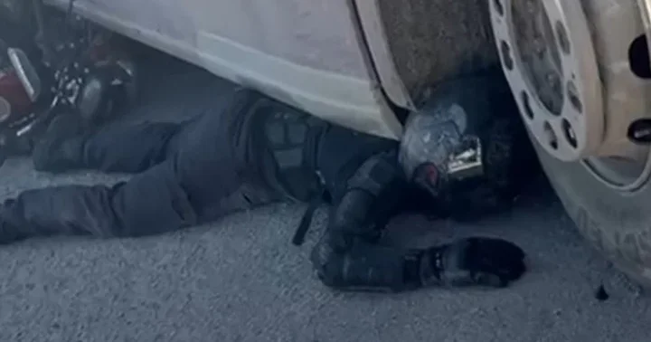 Korkutan görüntü: TIR ın altında sıkıştı! Kaskı ve koruyucu kıyafetleri sayesinde kurtuldu... Korkmuyorum, siz de korkmayın