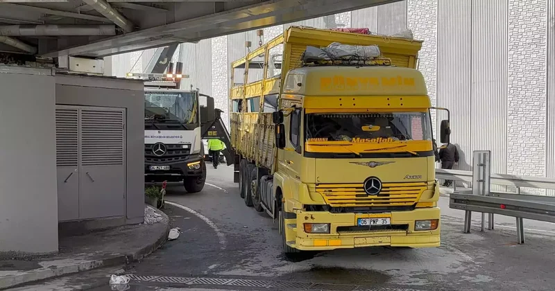 Fatih te TIR tren hattının bulunduğu üst geçide çarptı