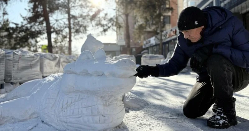 Kazakistan da restoran hizmetlisi Şaymerdenov, sanat yeteneğini kardan heykellerle sergiliyor