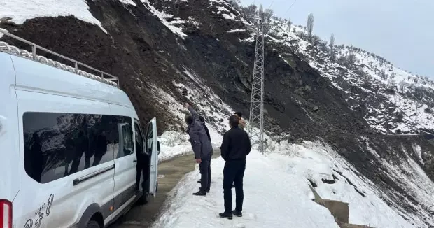 Batman haberleri Batman da heyelan: İki minibüs mahsur kaldı 06 Şubat 2026