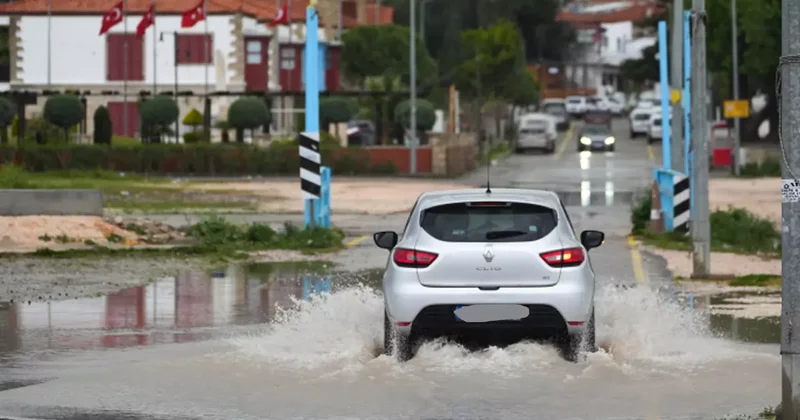 İzmir’de sağanak ovayı göle çevirdi