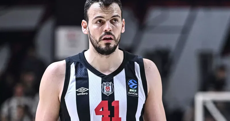 Smaç bastı, hırsıyla potayı kırdı! Kafasına tam 6 dikiş atılmasına rağmen maça çıkıp yıldızlaştı