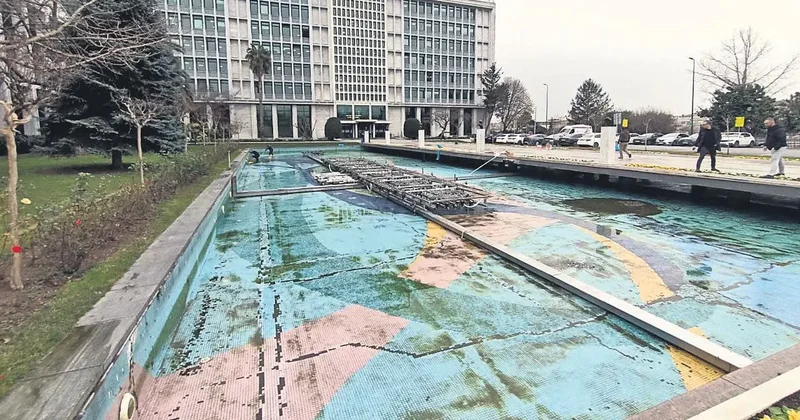 İBB, destanın simgesi havuzu çamura boğdu