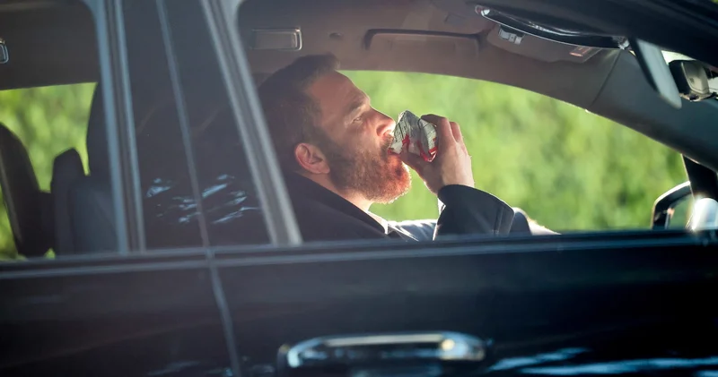 Ben Affleck arabada fast food alışkanlığından vazgeçmiyor