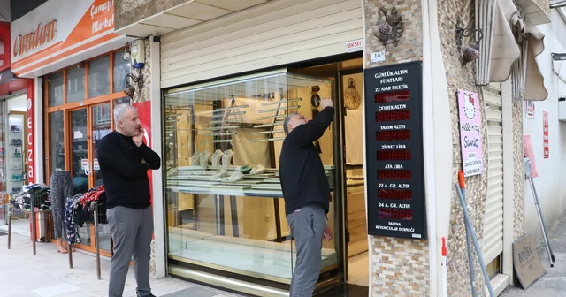 Yalova da kopyaladıkları öne sürülen kumandayla kepenklerini açtıkları kuyumcu dükkanını soydular Yalova Haberleri