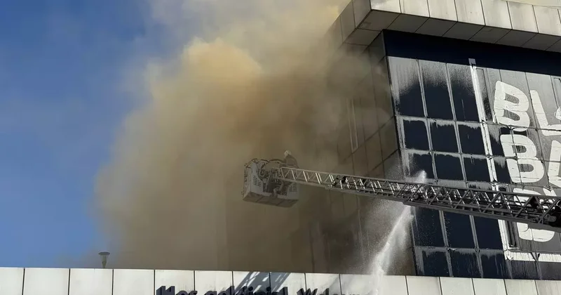 Bağcılar da 2 katlı binada çıkan yangın söndürüldü