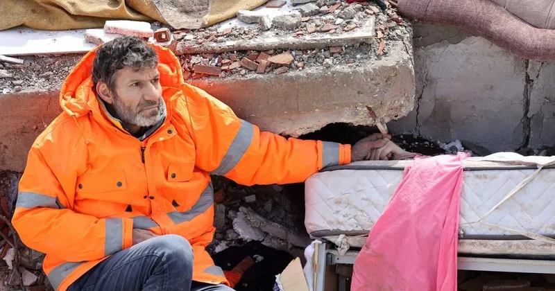 SON DAKİKA… Enkaz altındaki kızının elini bir an bırakmamıştı! Türkiye’nin hafızasına kazınan o baba konuştu…