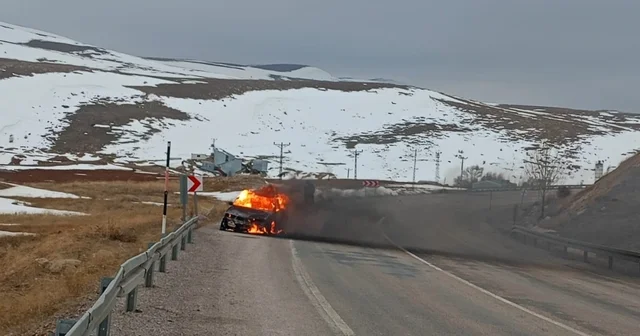 Otomobilin alev aldığı anlar kameraya yansıdı Sivas Haberleri
