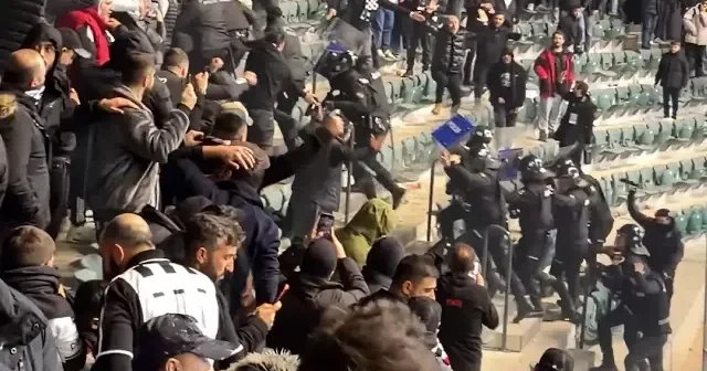 Beşiktaş taraftarlarının çevik kuvvet ekiplerine saldırdığı anlara dair en net görüntüler paylaşıldı VİDEO İZLE