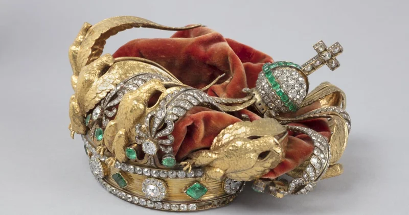 Louvre Müzesi hırsızların kaçarken düşürdüğü tacı ilk kez paylaştı