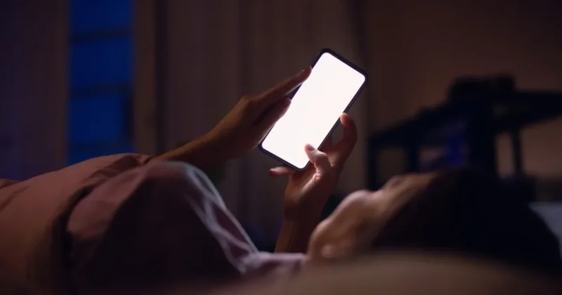 Yatmadan önce telefona bakanlar dikkat: Beyniniz size büyük bir oyun oynuyor!